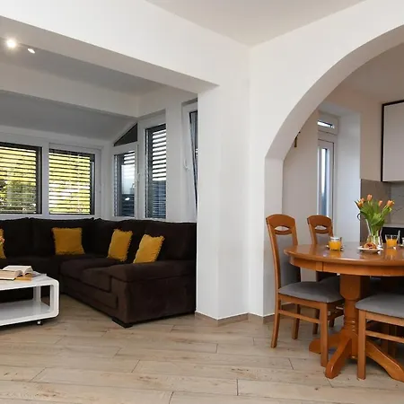 Daire Petra Cozy Retreat - Charming For 4 *
