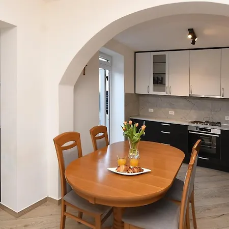 Daire Petra Cozy Retreat - Charming For 4 *