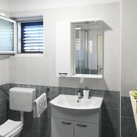 Daire Petra Cozy Retreat - Charming For 4 *